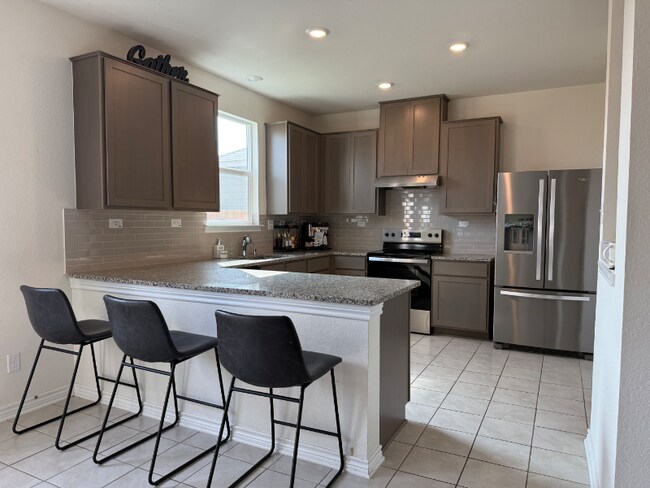 Building Photo - 409 Dakota Crk