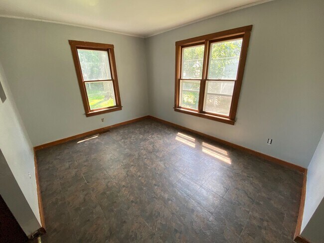 Building Photo - Huge 3 Bedroom House with Attached Garage
