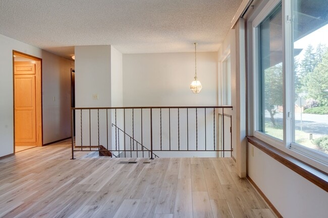 Building Photo - Remodeled Kent East Hill Split level