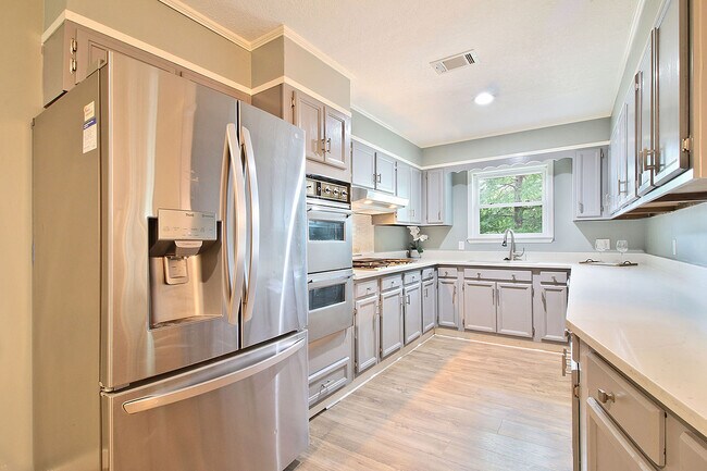 Building Photo - 726 Sharon Hills Dr