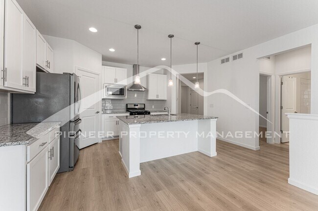 Building Photo - Gorgeous Home with Washer/Dryer and Fenced...