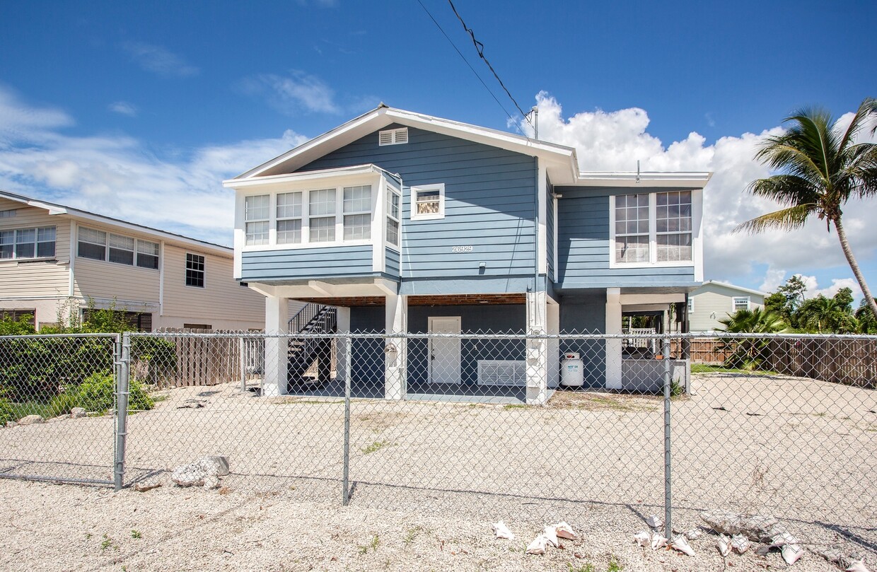 Foto principal - 3 bedroom 2 bathroom in Ramrod Key 26 1/2 ...