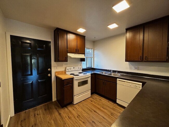 Foto del edificio - HALF OFF 1 MONTH'S RENT IF YOU MOVE IN BY ...