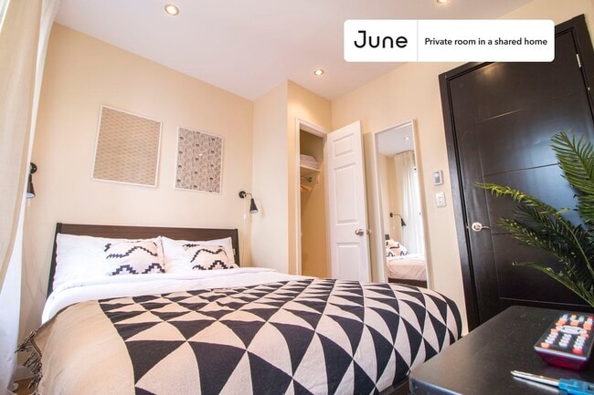 Building Photo - Private bedroom in 4 bed/2 bath Home