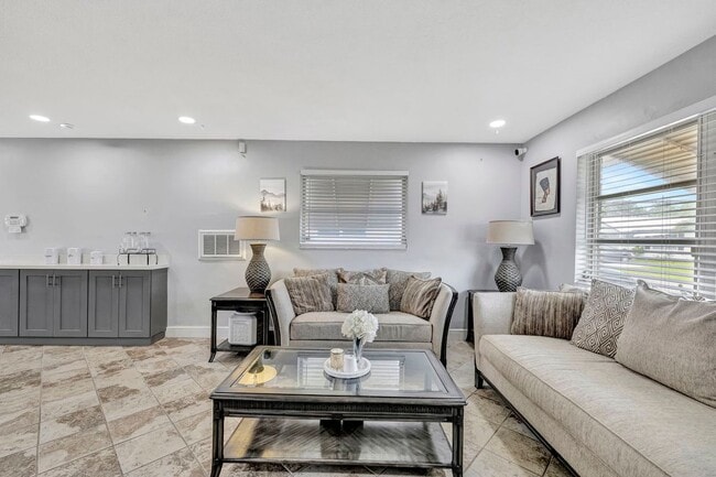 Foto del edificio - 4901 NW 27th Way