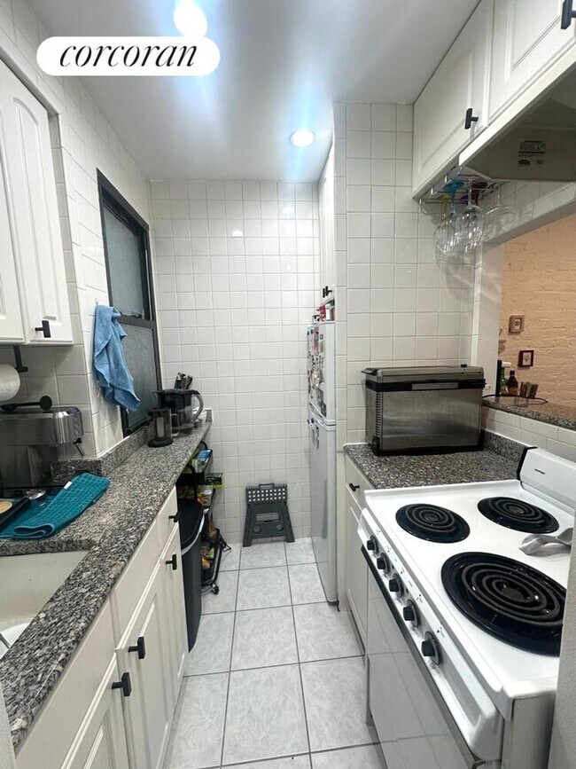 Foto del edificio - 326 W 47th St