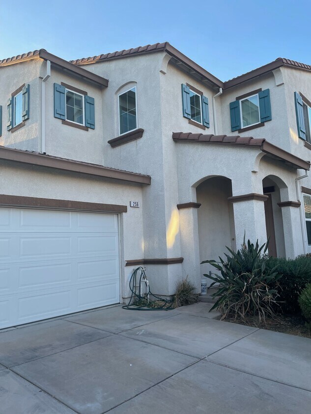 buildingoutside - 256 W Portales Dr