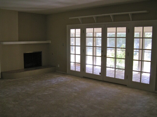 Living room - 23724 Aetna St