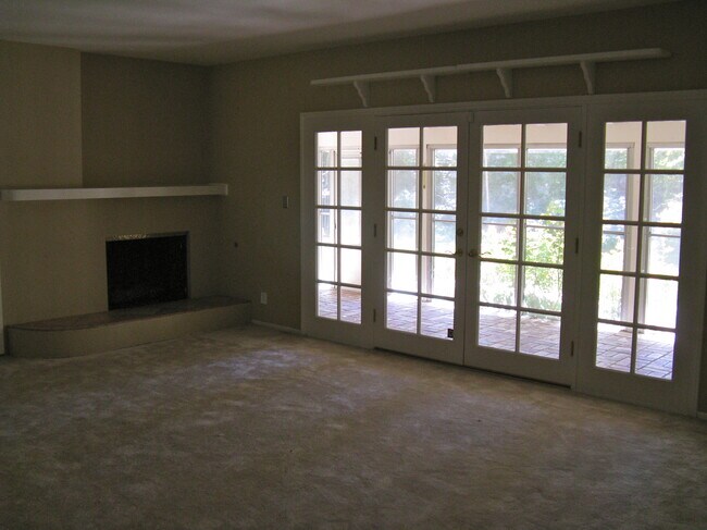 Sala de estar - 23724 Aetna St