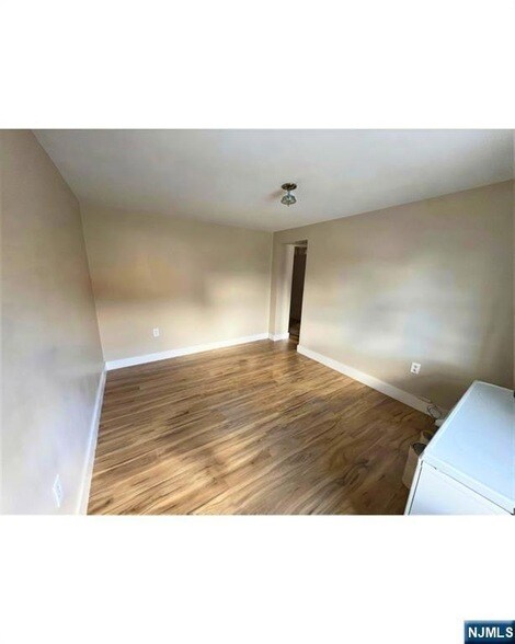 Building Photo - 357 River Dr
