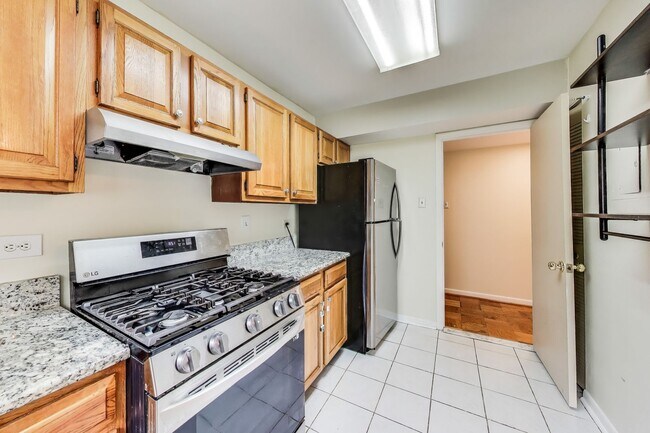 Foto del edificio - Spacious 2 + 2 Parkside Condo with All Uti...