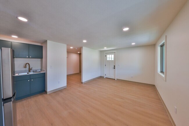 Foto del edificio - Modern Remodel with Designer Finishes | All Utilities Included