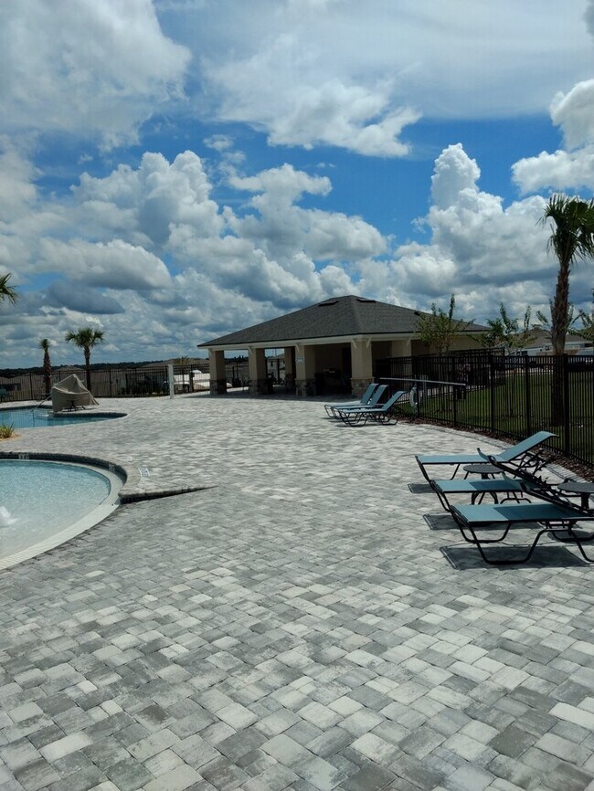 Building Photo - MOVE-IN SPECIAL... ONE MONTH FREE!
