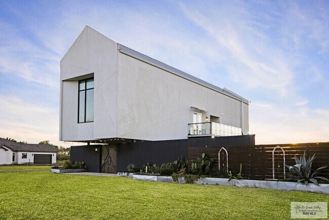 Foto del edificio - 166 N San Roman Rd