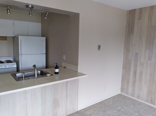 kitchen, living rm - 6018 Lakeview Dr