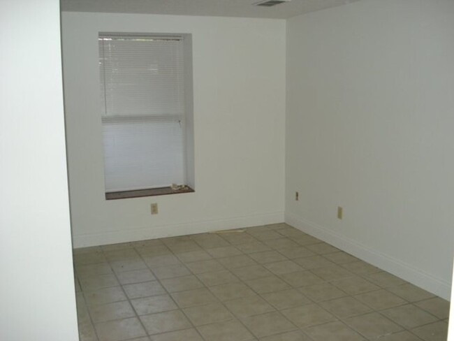 Building Photo - 1 Bedroom Available August 2025! Monthly r...