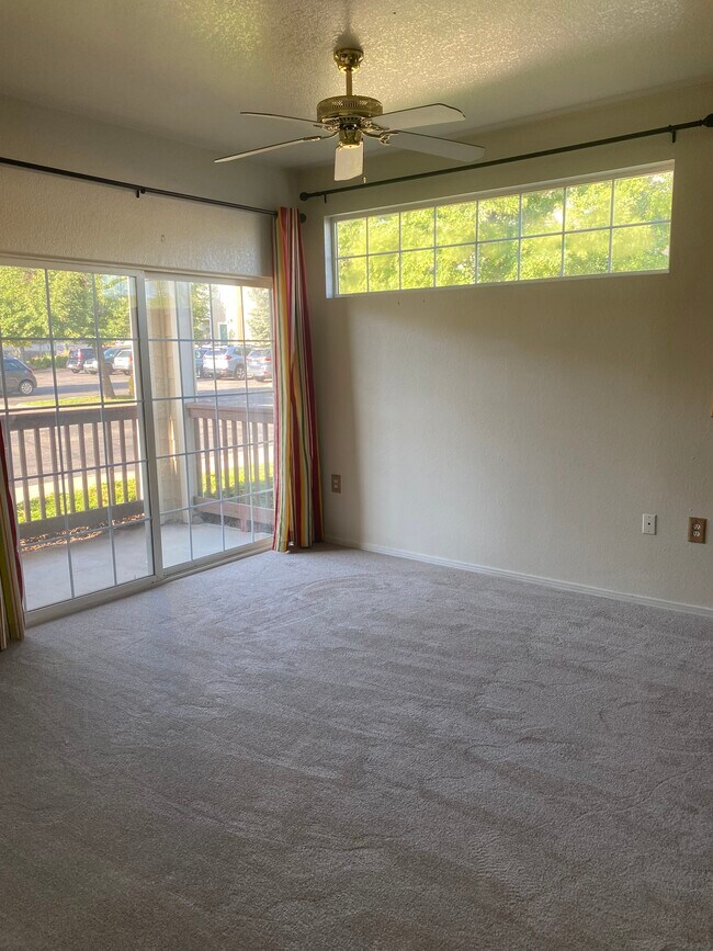 Sala de estar con vista al patio - 3002 W Elizabeth St