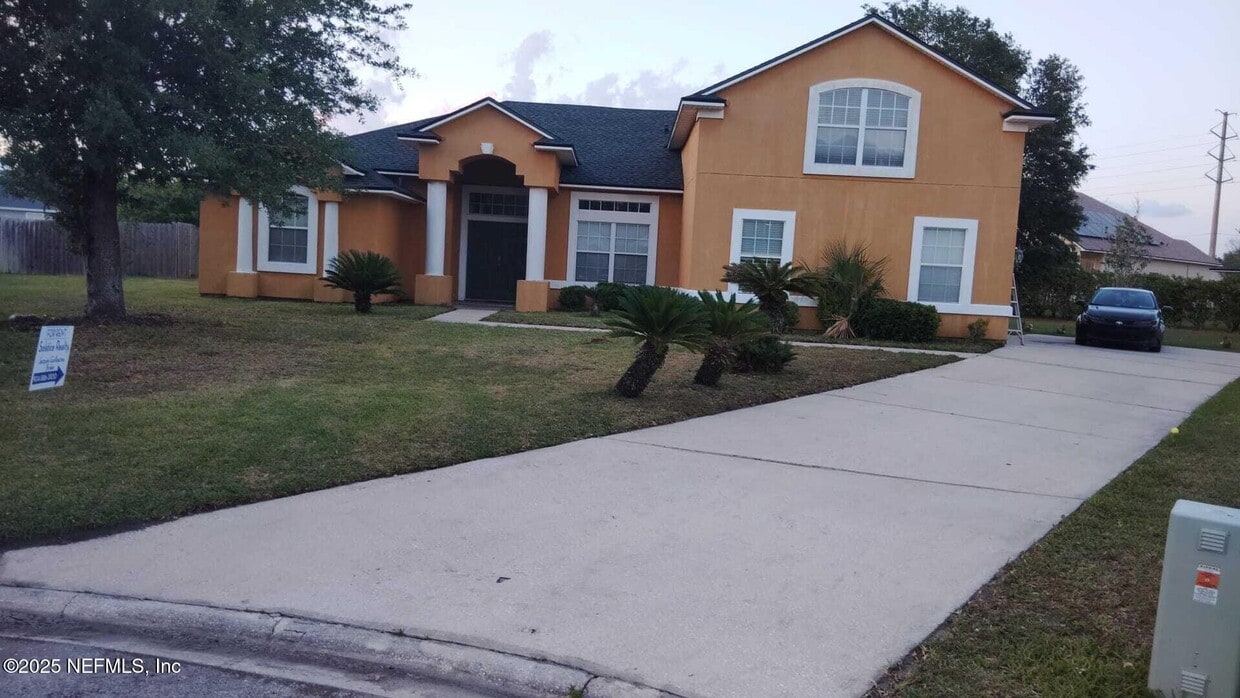 Primary Photo - 10153 Carriage House Ct
