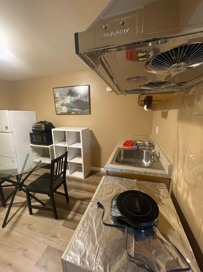 Building Photo - Cozy apartment unit in middle of Sunset re...