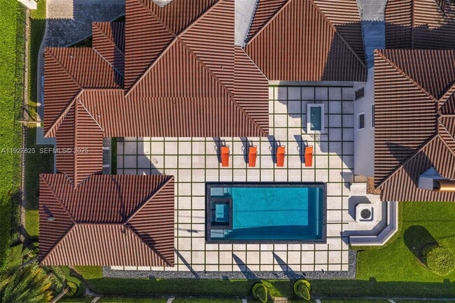 Foto del edificio - 3310 Granada Blvd