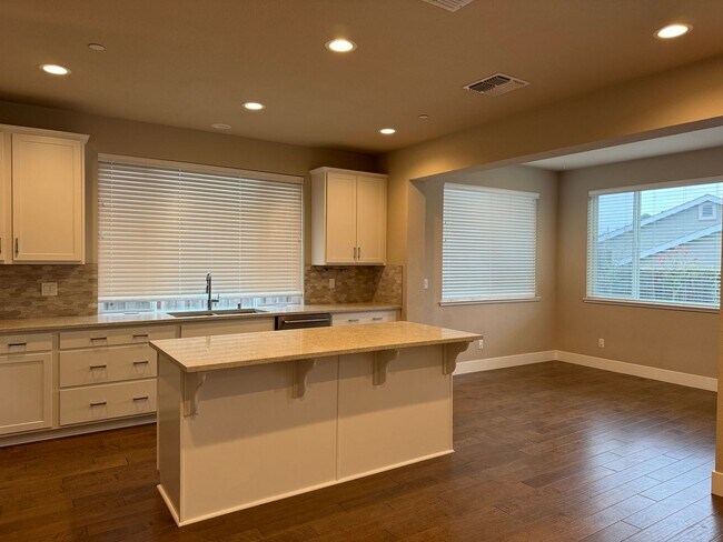 Building Photo - Fountaingrove 4 bedroom beauty