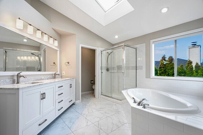 Foto del edificio - Spacious 5 Bedroom 3 Bath Home w/ 3-Car Garage and New Updates!