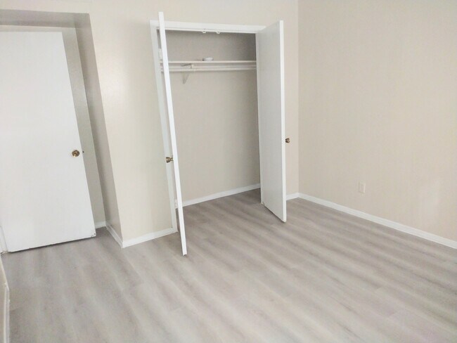 Building Photo - 508 Holiday Dr