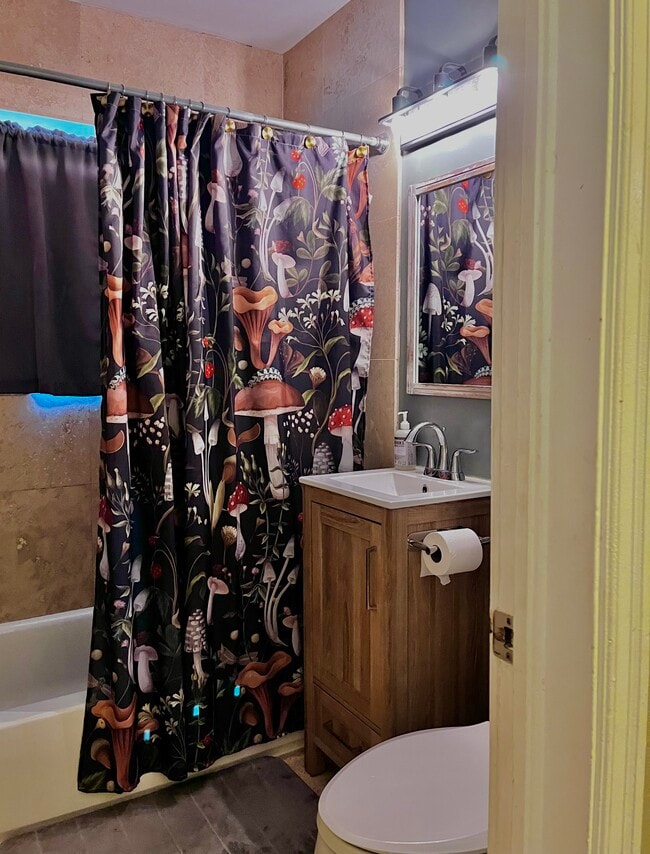 Shared Bathroom - 760 Dexter St