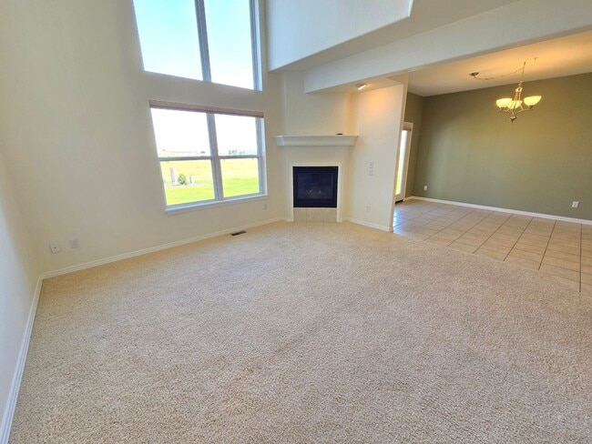 Building Photo - Immaculate and sunny townhome with amazing...