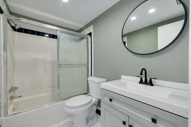 Building Photo - 3645 Panola Dr
