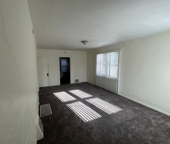 Foto del edificio - 18 8th Ave NW