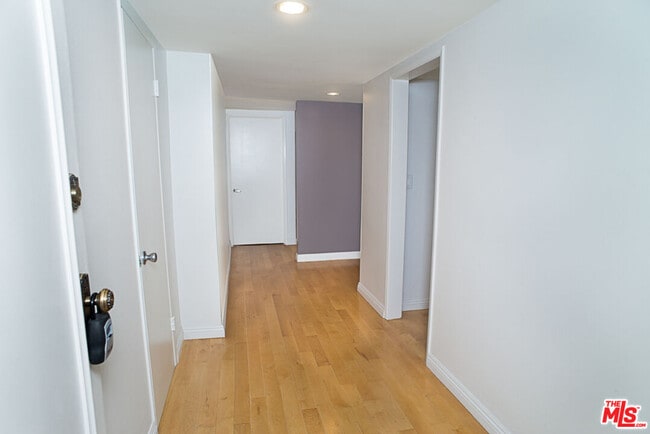Building Photo - 416 N Oakhurst Dr