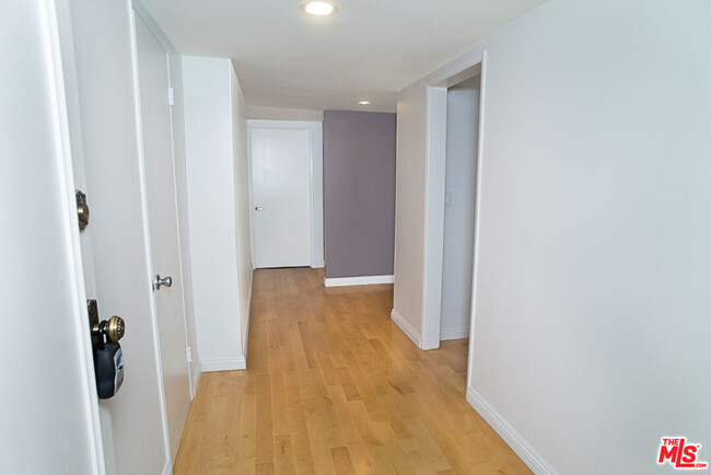 Building Photo - 416 N Oakhurst Dr