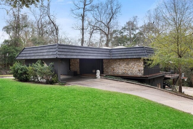 Building Photo - 827 W Magnolia St