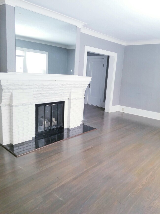 Building Photo - 332 N Rutan St
