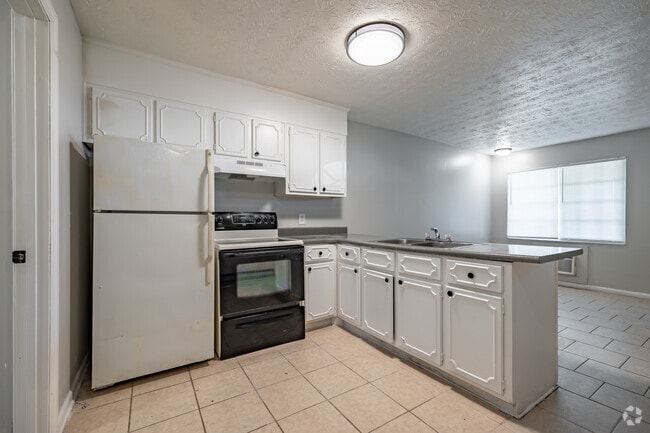 1BR, 1BA - 500SF - Twin Pines at Shirley Hills