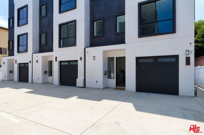 Building Photo - 4830 Pickford St