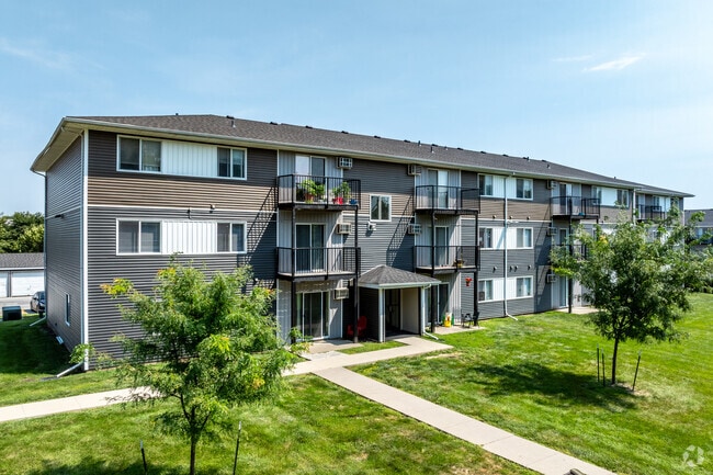 Exterior - Woodside Park Apartments
