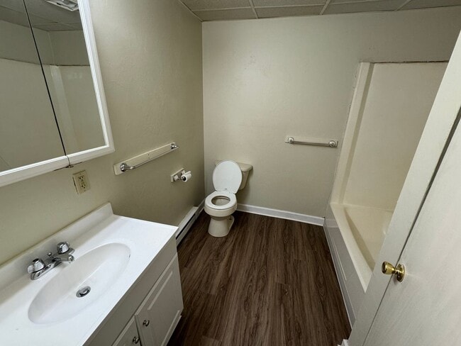 Building Photo - Apartment