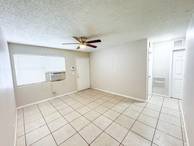 Building Photo - 1003 8th St