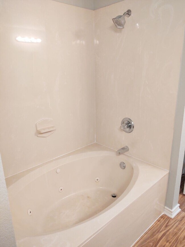Foto del edificio - 4 Bed / 2 Bath House in secluded neighborhood with a park and walking trail