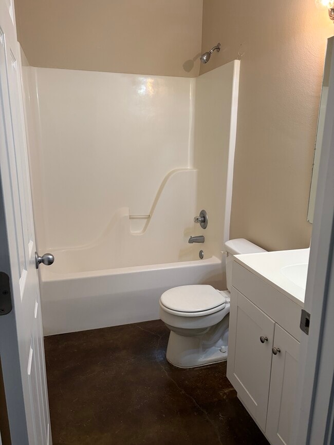 Building Photo - Unit E-1