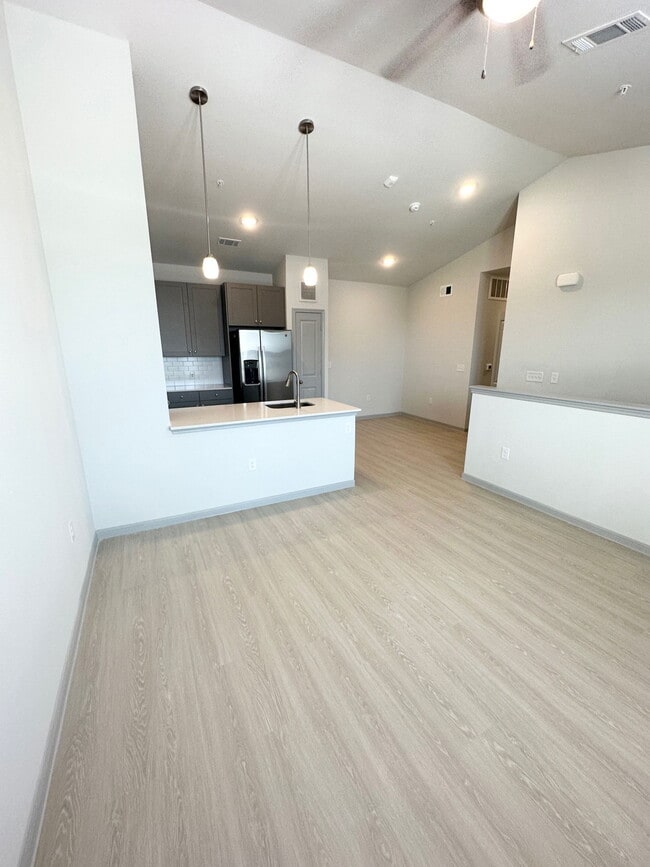 Building Photo - 1101 Halsey Dr