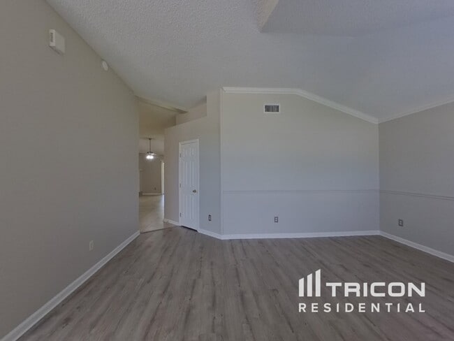 Building Photo - 2640 Glenhaven Dr