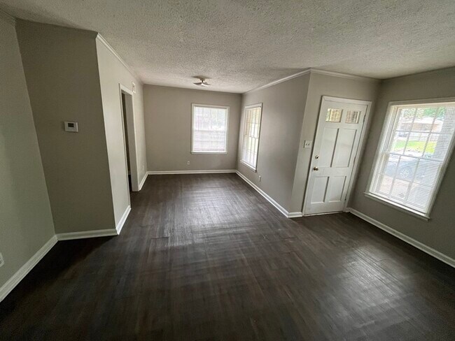 Building Photo - $300 OFF FIRST MONTH'S RENT!
