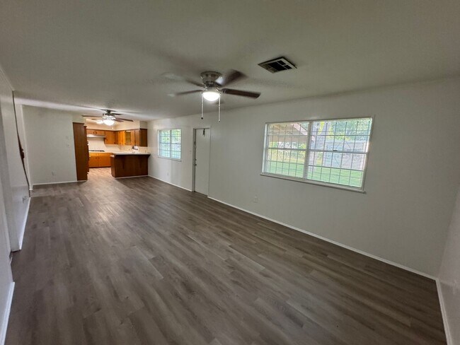 Building Photo - Rare 5 Bedroom Home in South Bossier