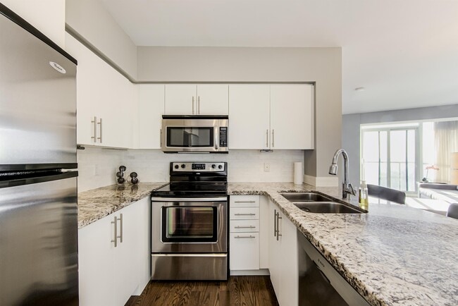 Photo du bâtiment - 2240-2240 Lake Shore Blvd W