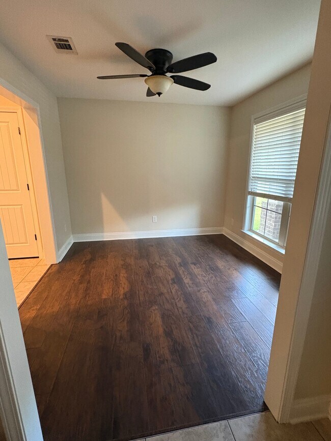 Building Photo - 986 Tudor Ln