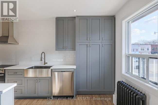 Building Photo - 2066 Yonge St