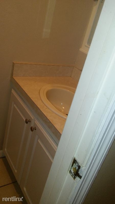 Building Photo - 2 br, 212 bath Townhome - 6920 Woodlake Drive